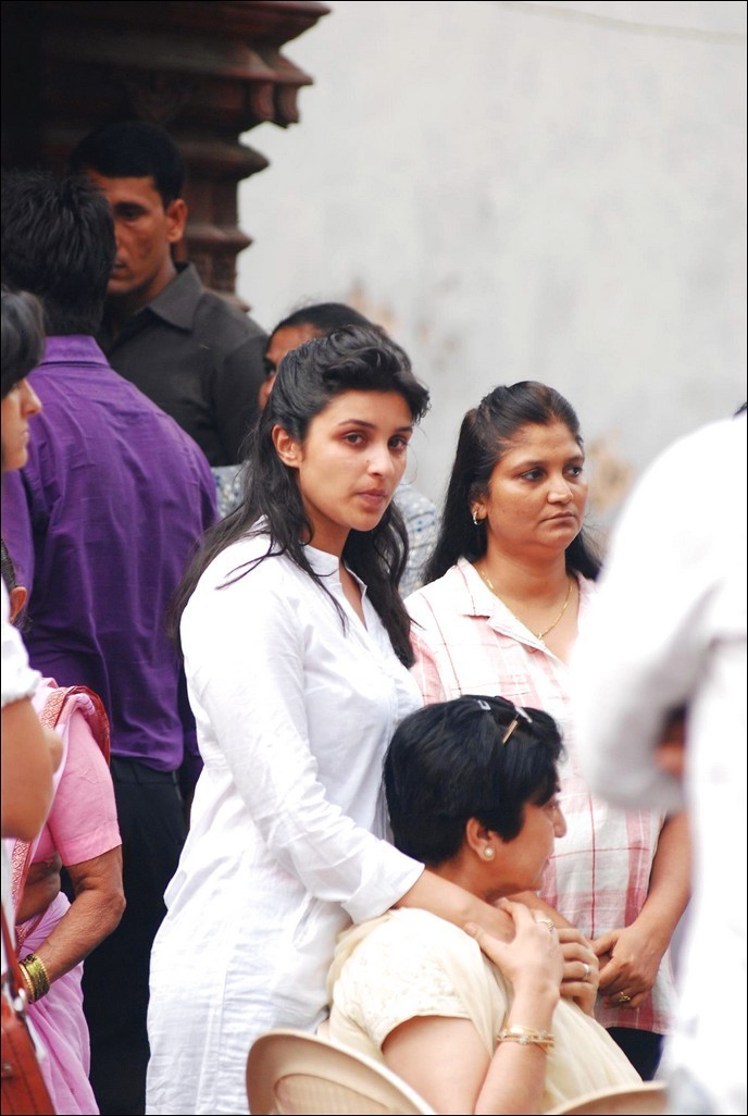 Bolly Celebs at Priyanka Chopra Father Funeral - 71 / 115 photos