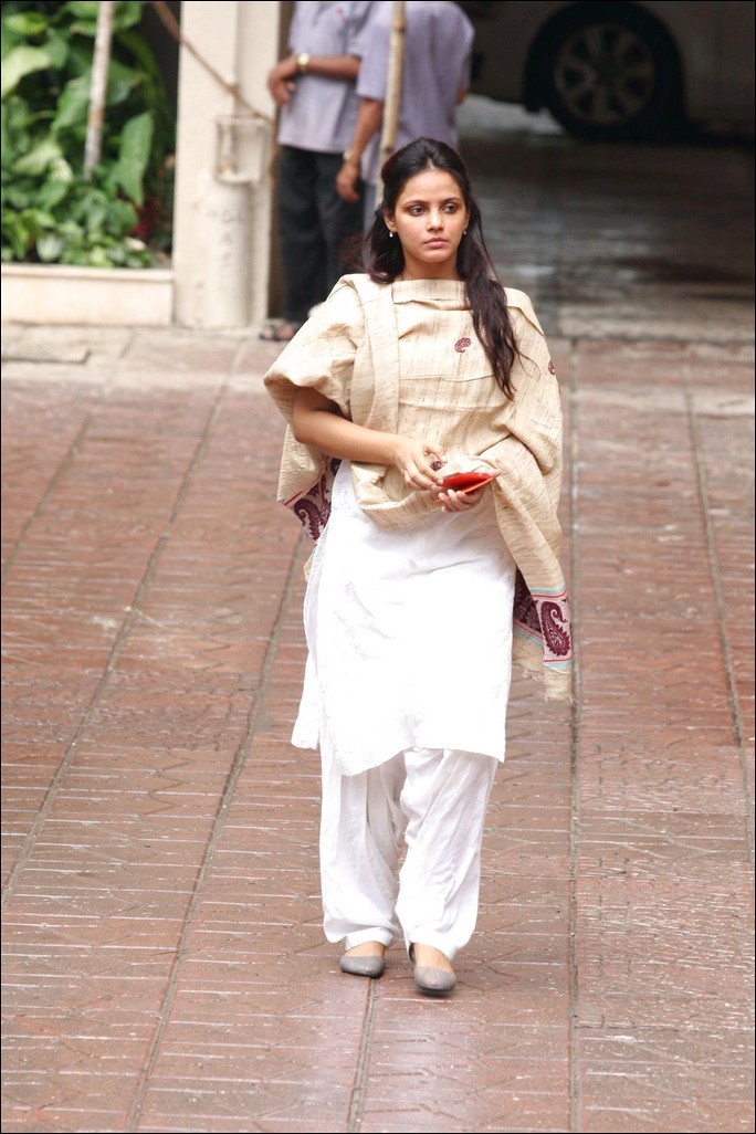 Bolly Celebs at Priyanka Chopra Father Funeral - 72 / 115 photos