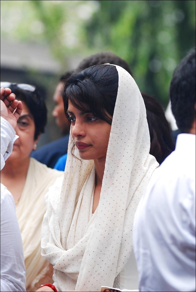 Bolly Celebs at Priyanka Chopra Father Funeral - 79 / 115 photos