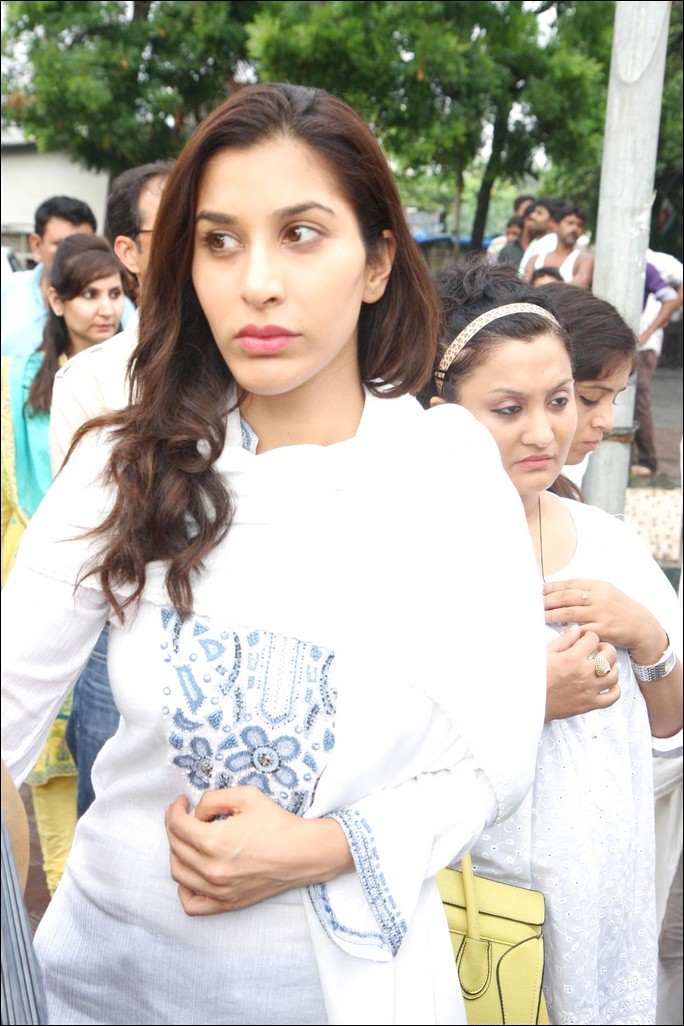 Bolly Celebs at Priyanka Chopra Father Funeral - 80 / 115 photos