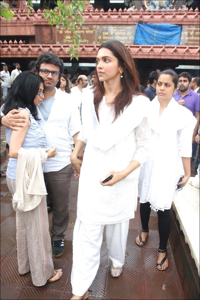 Bolly Celebs at Priyanka Chopra Father Funeral - 85 / 115 photos