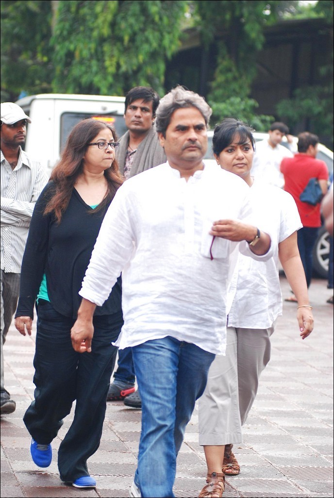 Bolly Celebs at Priyanka Chopra Father Funeral - 87 / 115 photos