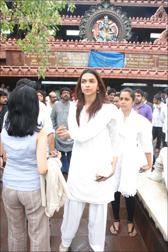 Bolly Celebs at Priyanka Chopra Father Funeral - 88 / 115 photos