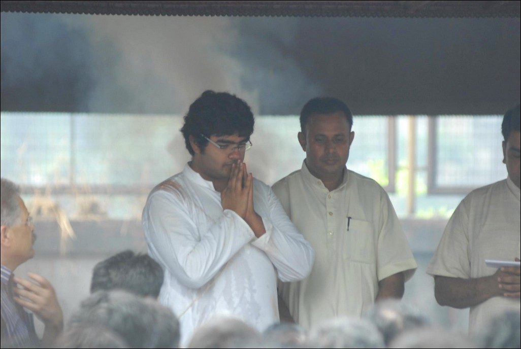 Bolly Celebs at Priyanka Chopra Father Funeral - 89 / 115 photos