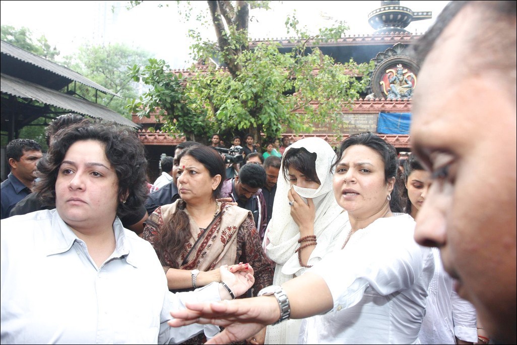 Bolly Celebs at Priyanka Chopra Father Funeral - 91 / 115 photos