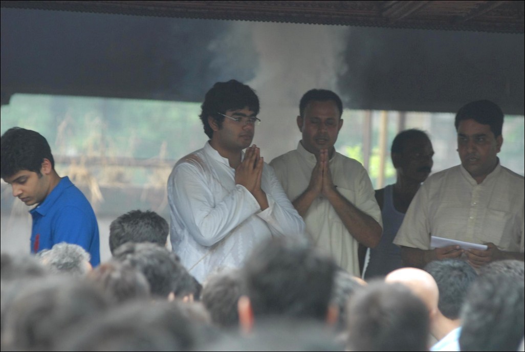 Bolly Celebs at Priyanka Chopra Father Funeral - 95 / 115 photos