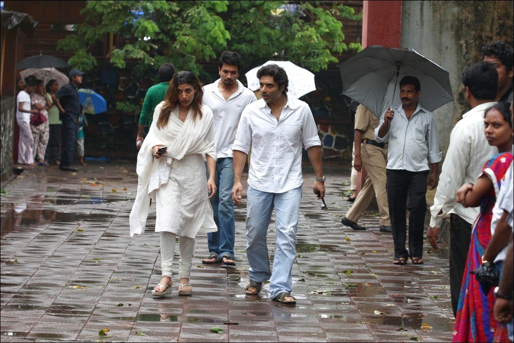 Bolly Celebs at Priyanka Chopra Father Funeral - 98 / 115 photos