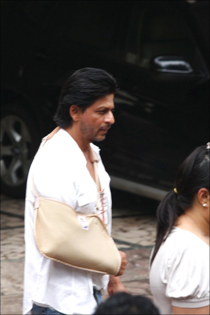 Bolly Celebs at Priyanka Chopra Father Funeral - 100 / 115 photos