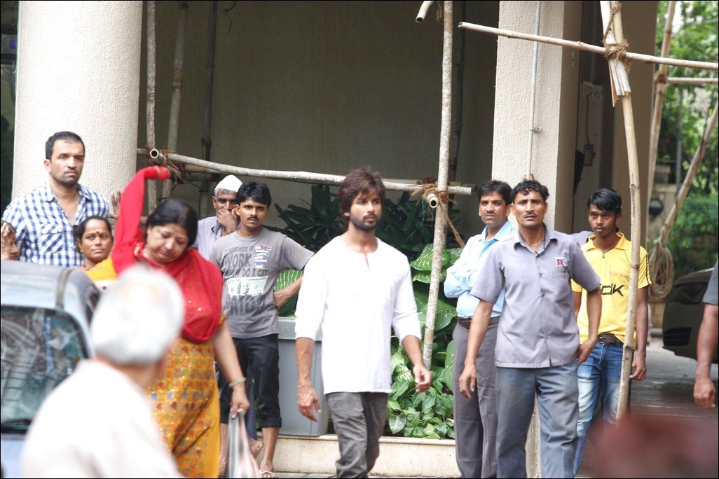 Bolly Celebs at Priyanka Chopra Father Funeral - 102 / 115 photos