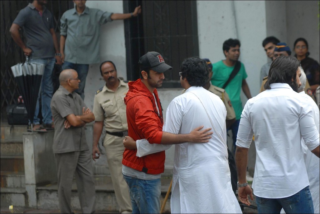 Bolly Celebs at Priyanka Chopra Father Funeral - 103 / 115 photos