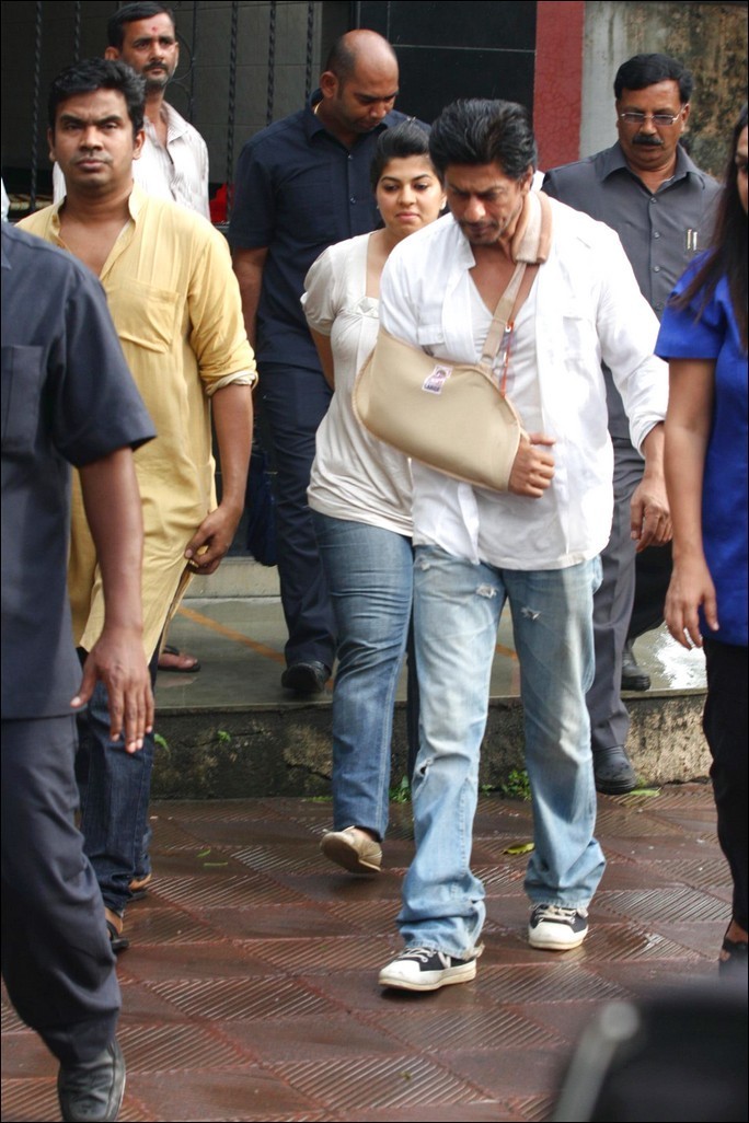 Bolly Celebs at Priyanka Chopra Father Funeral - 105 / 115 photos