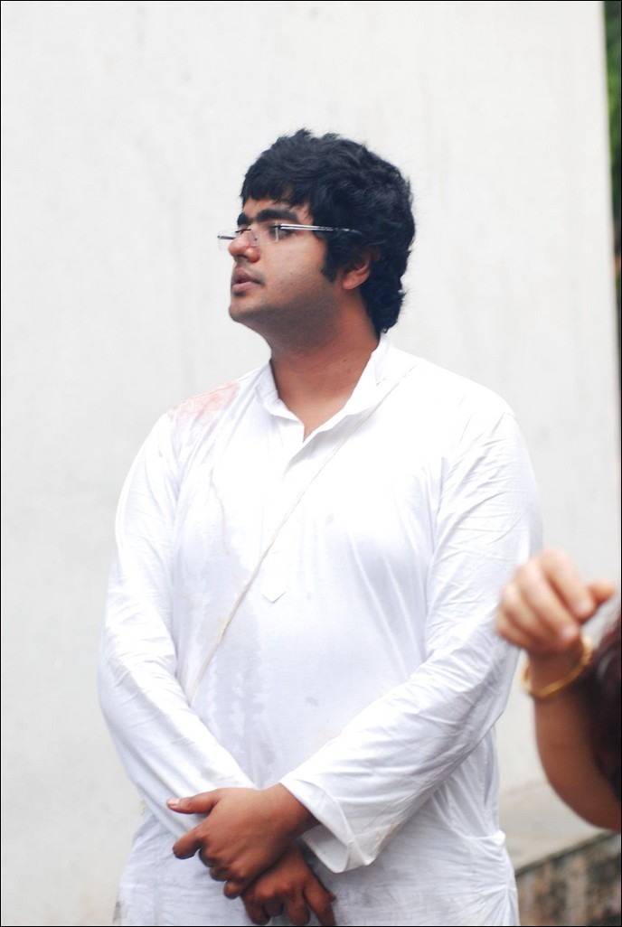 Bolly Celebs at Priyanka Chopra Father Funeral - 107 / 115 photos