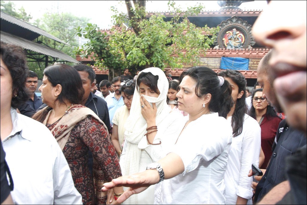 Bolly Celebs at Priyanka Chopra Father Funeral - 108 / 115 photos