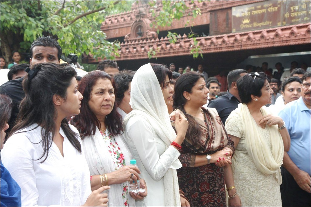 Bolly Celebs at Priyanka Chopra Father Funeral - 111 / 115 photos