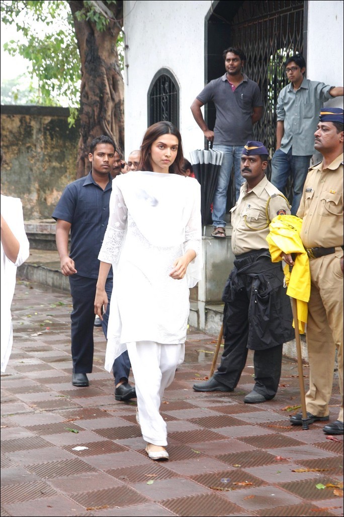 Bolly Celebs at Priyanka Chopra Father Funeral - 112 / 115 photos