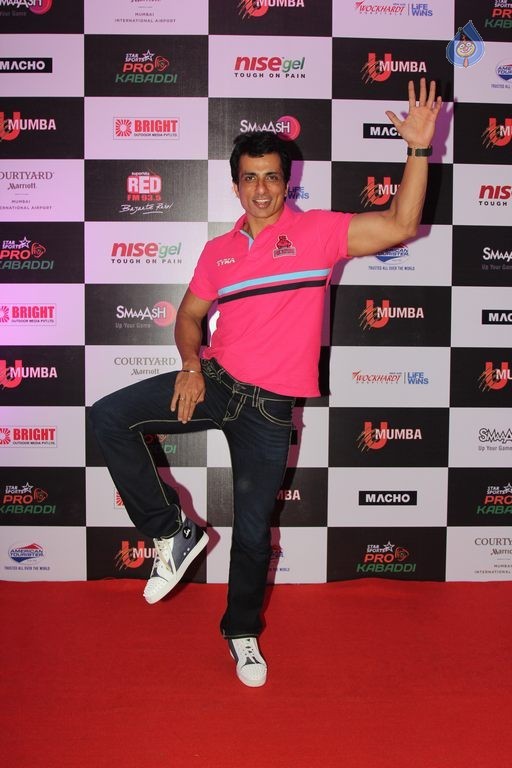 Bolly Celebs at Pro Kabaddi League Match Photos - 32 / 39 photos