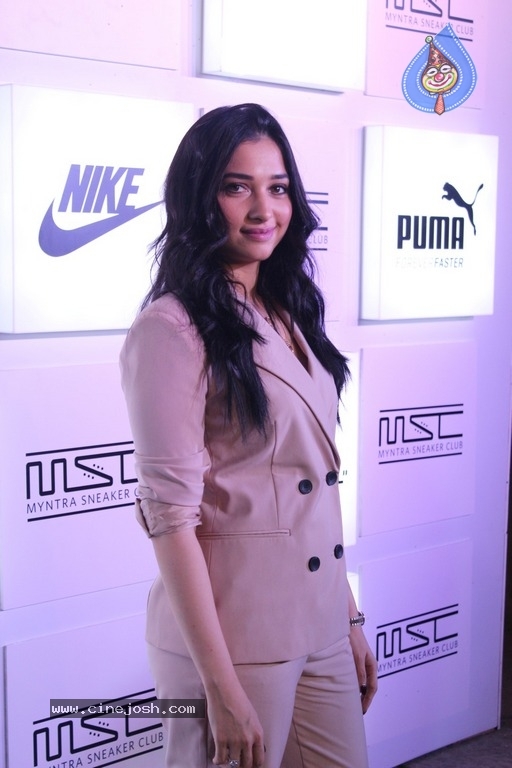 Bolly Celebs at Pub Crawl 2017 - 18 / 21 photos