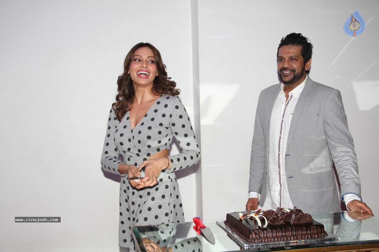 Bolly Celebs at R Madhavan Bday Bash - 77 / 121 photos