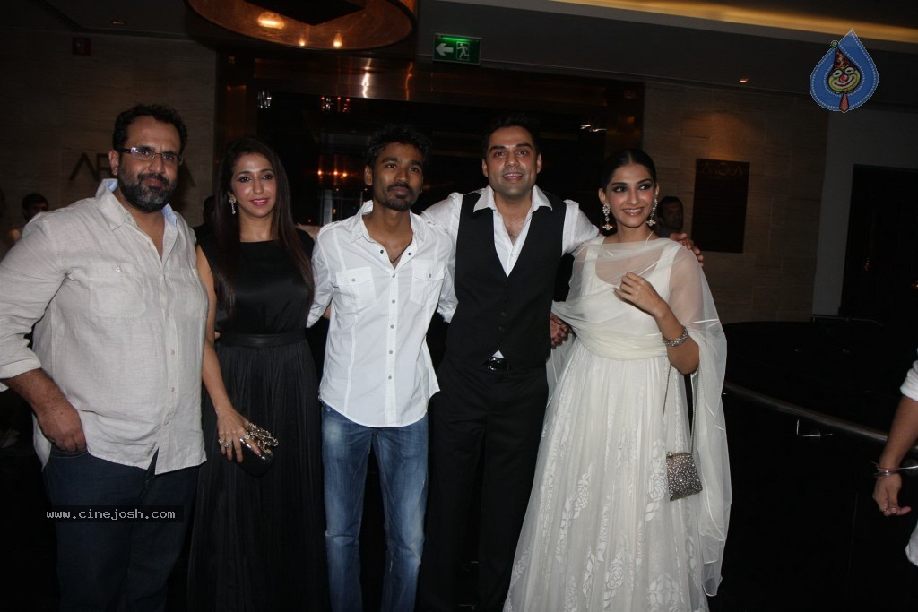 Bolly Celebs at Raanjhanaa Success Party - 16 / 70 photos