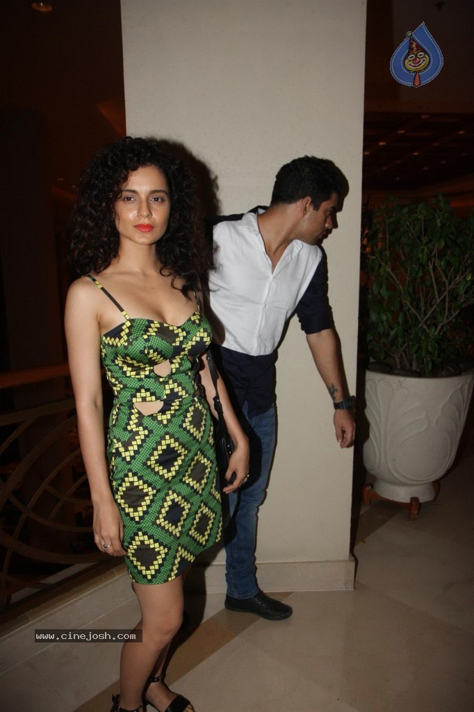 Bolly Celebs at Raanjhanaa Success Party - 32 / 70 photos
