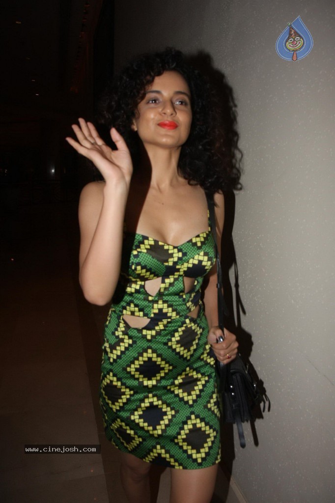 Bolly Celebs at Raanjhanaa Success Party - 50 / 70 photos