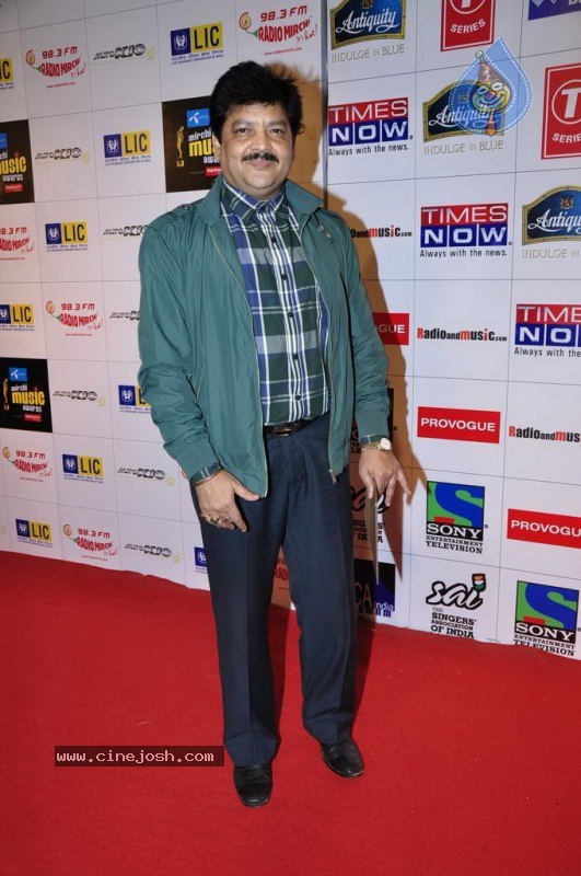 Bolly Celebs at Radio Mirchi Music Awards - 16 / 126 photos