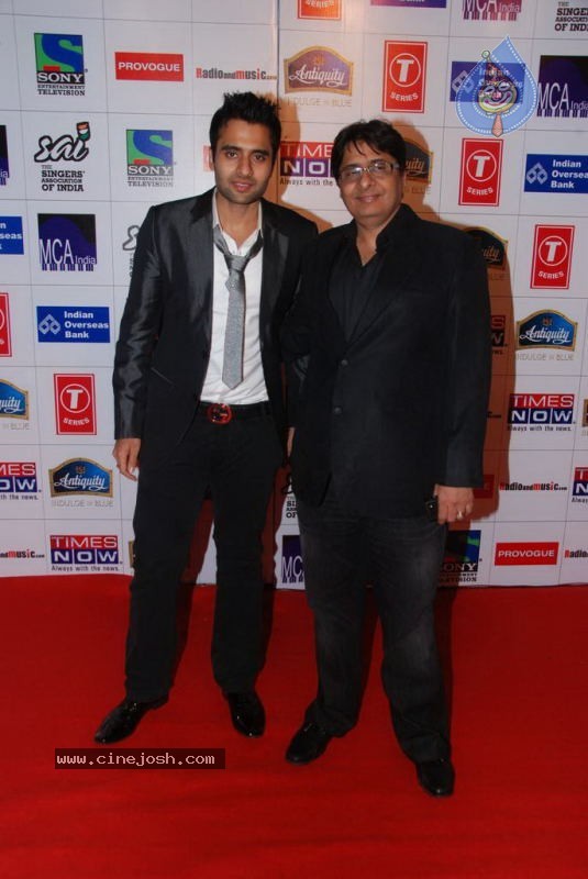 Bolly Celebs at Radio Mirchi Music Awards - 37 / 126 photos