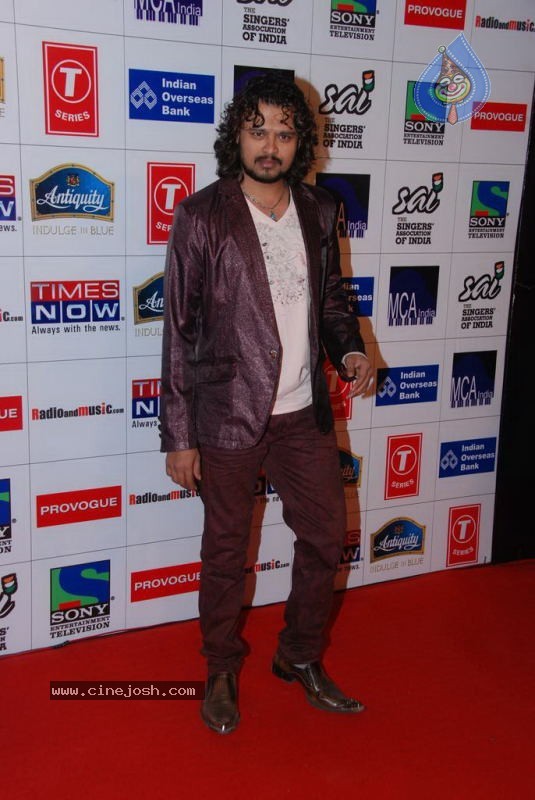 Bolly Celebs at Radio Mirchi Music Awards - 45 / 126 photos