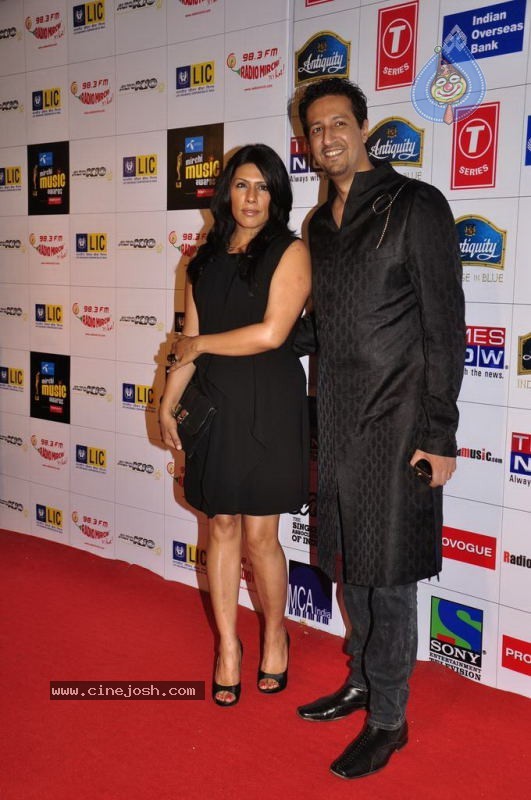 Bolly Celebs at Radio Mirchi Music Awards - 119 / 126 photos