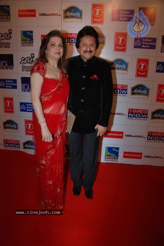 Bolly Celebs at Radio Mirchi Music Awards - 125 / 126 photos