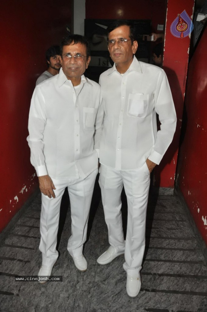 Bolly Celebs at Ramaiya Vastavaiya Special Show - 4 / 79 photos
