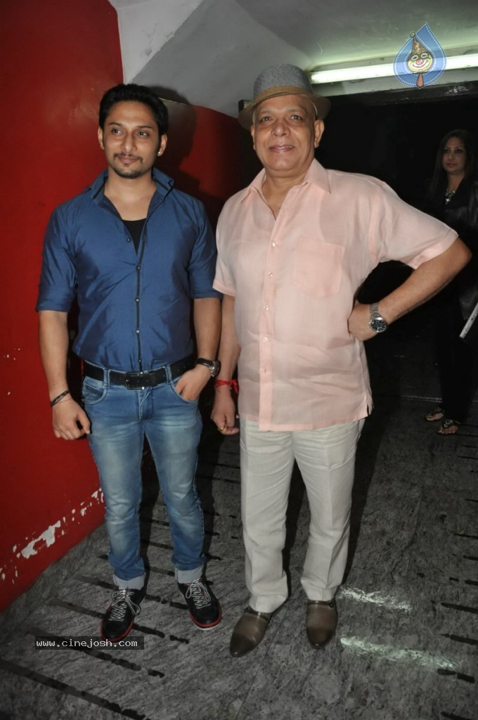 Bolly Celebs at Ramaiya Vastavaiya Special Show - 13 / 79 photos