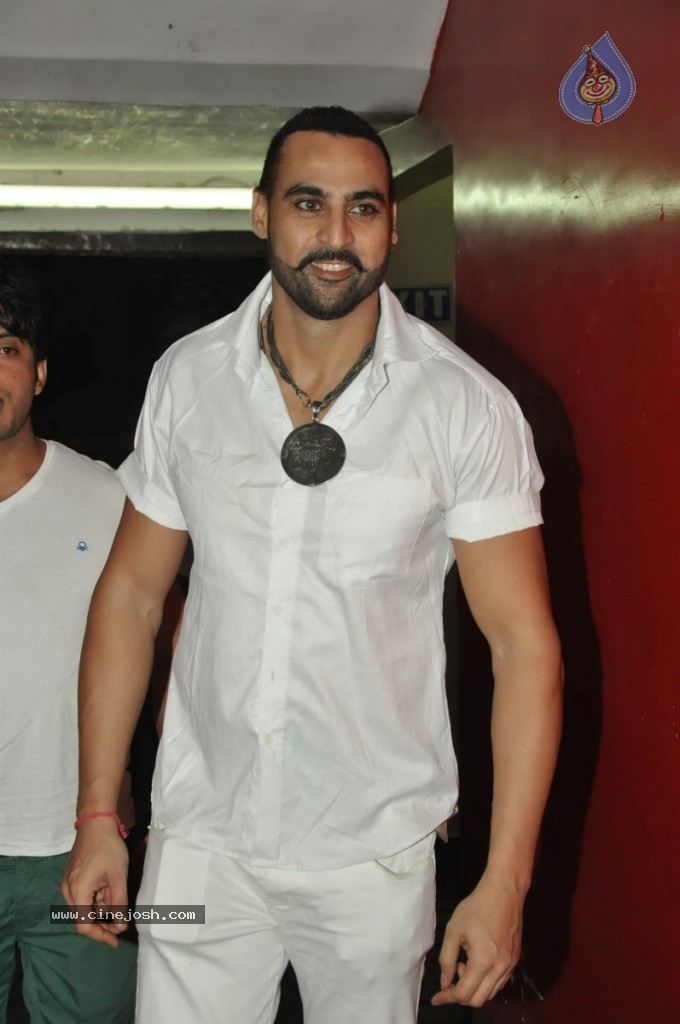 Bolly Celebs at Ramaiya Vastavaiya Special Show - 15 / 79 photos