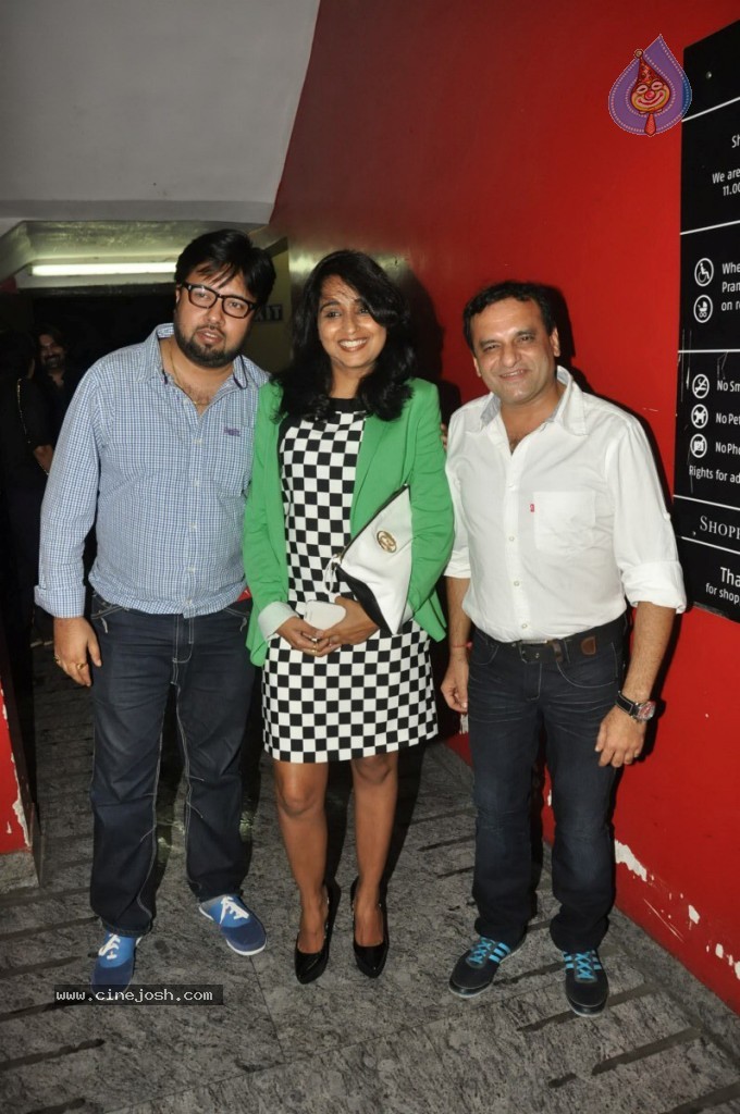 Bolly Celebs at Ramaiya Vastavaiya Special Show - 21 / 79 photos