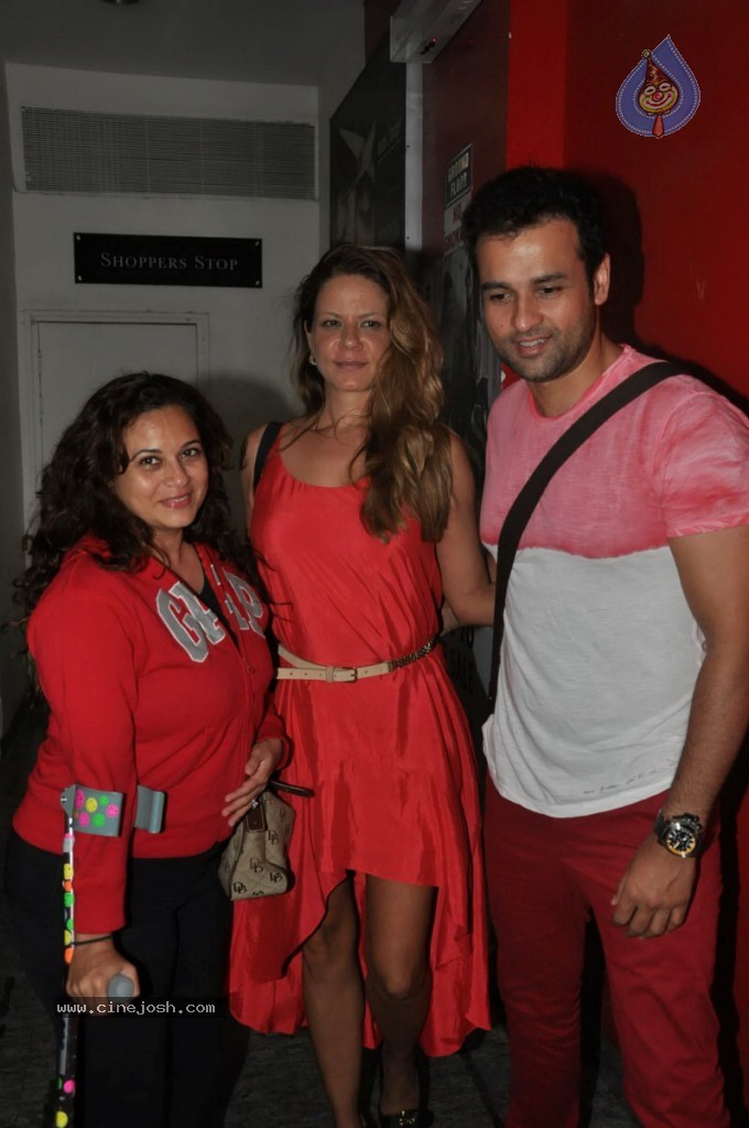 Bolly Celebs at Ramaiya Vastavaiya Special Show - 23 / 79 photos