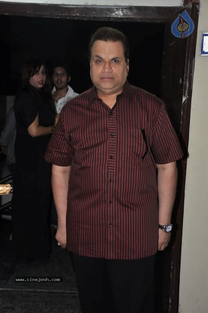 Bolly Celebs at Ramaiya Vastavaiya Special Show - 33 / 79 photos