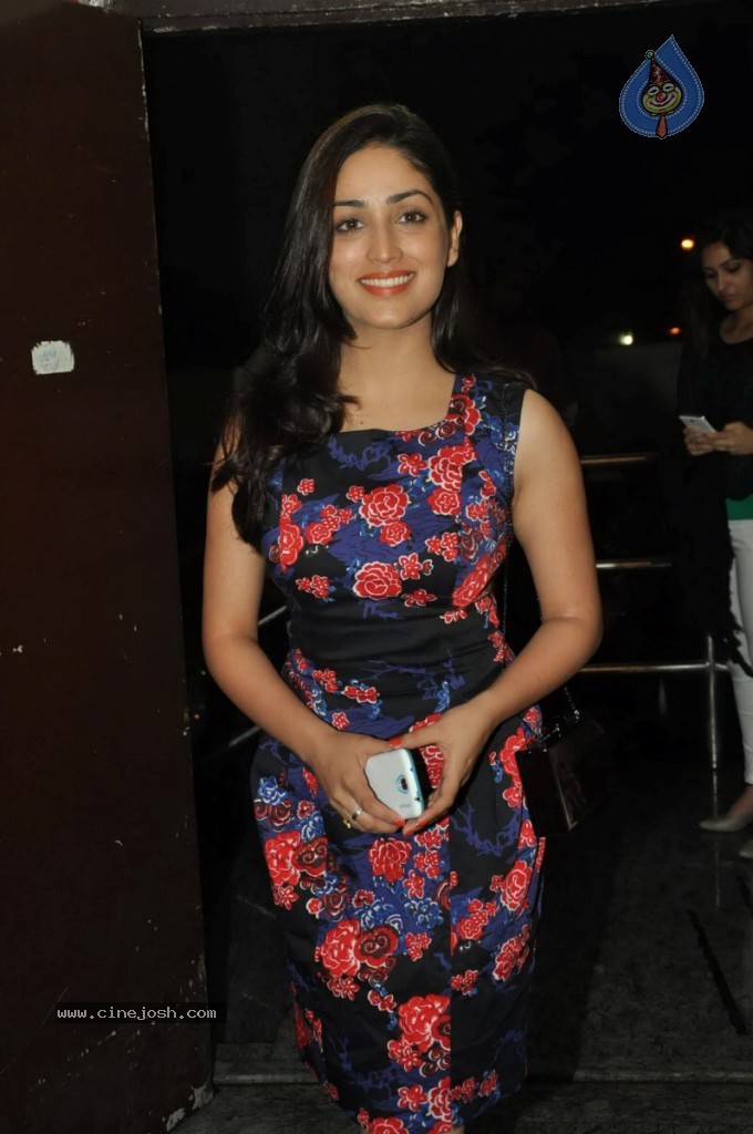 Bolly Celebs at Ramaiya Vastavaiya Special Show - 38 / 79 photos