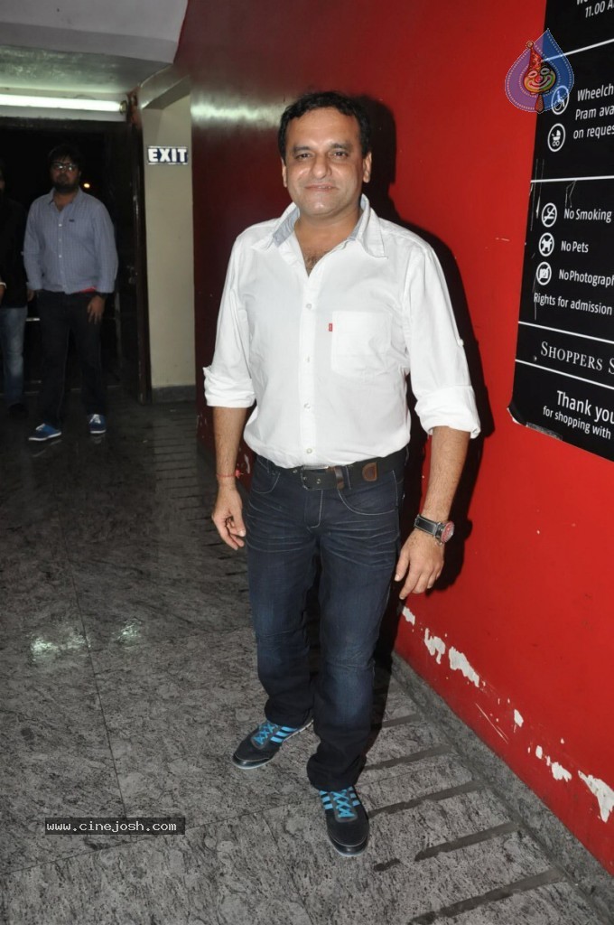 Bolly Celebs at Ramaiya Vastavaiya Special Show - 41 / 79 photos