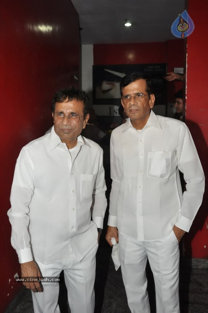 Bolly Celebs at Ramaiya Vastavaiya Special Show - 53 / 79 photos