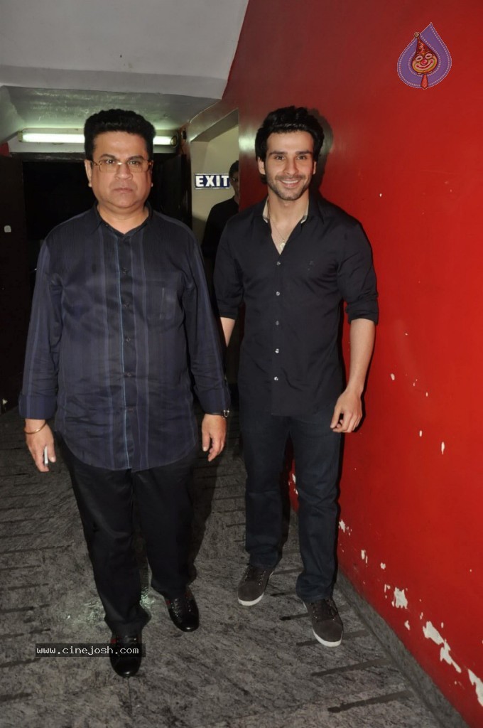 Bolly Celebs at Ramaiya Vastavaiya Special Show - 74 / 79 photos