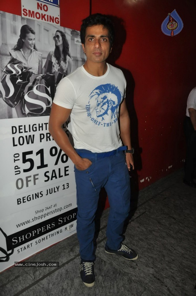 Bolly Celebs at Ramaiya Vastavaiya Special Show - 79 / 79 photos