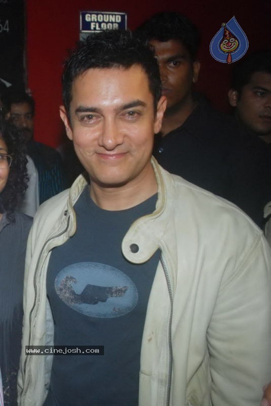 Bolly Celebs at Robot Premiere - 1 / 70 photos