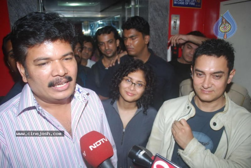 Bolly Celebs at Robot Premiere - 3 / 70 photos