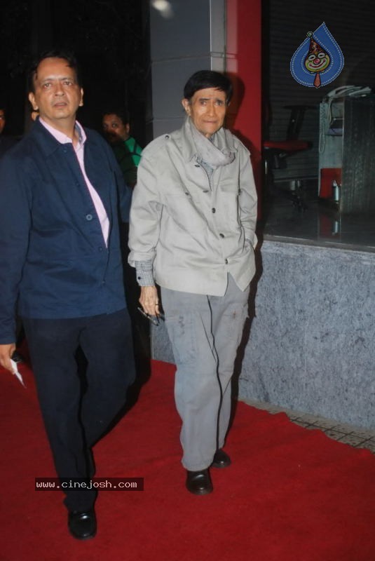 Bolly Celebs at Robot Premiere - 9 / 70 photos