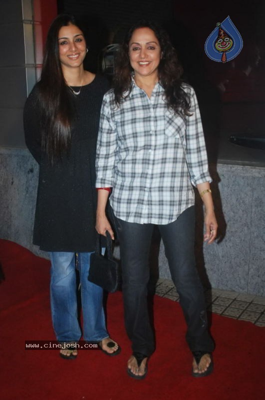 Bolly Celebs at Robot Premiere - 16 / 70 photos