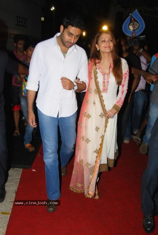 Bolly Celebs at Robot Premiere - 18 / 70 photos