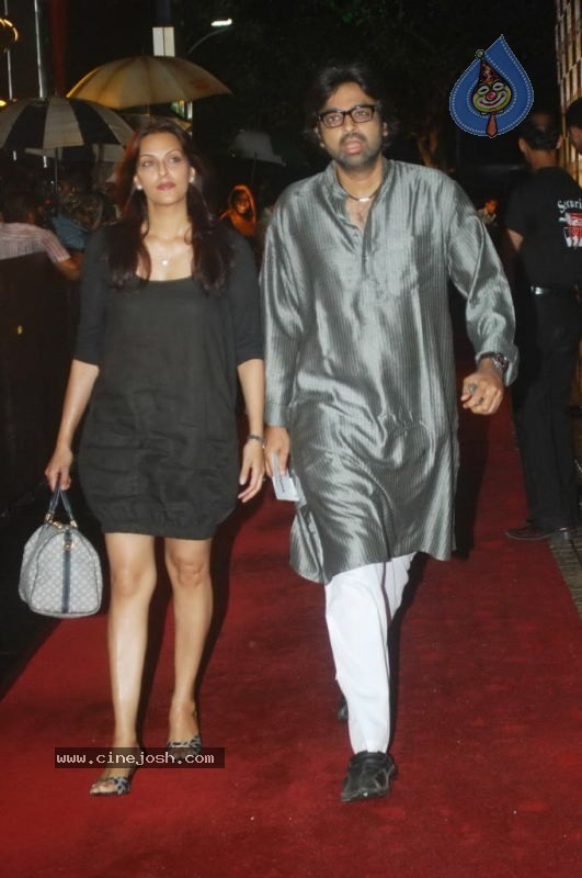 Bolly Celebs at Robot Premiere - 20 / 70 photos