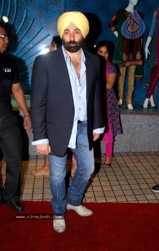 Bolly Celebs at Robot Premiere - 22 / 70 photos