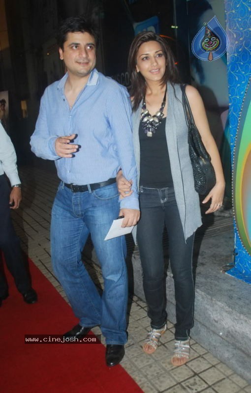Bolly Celebs at Robot Premiere - 37 / 70 photos