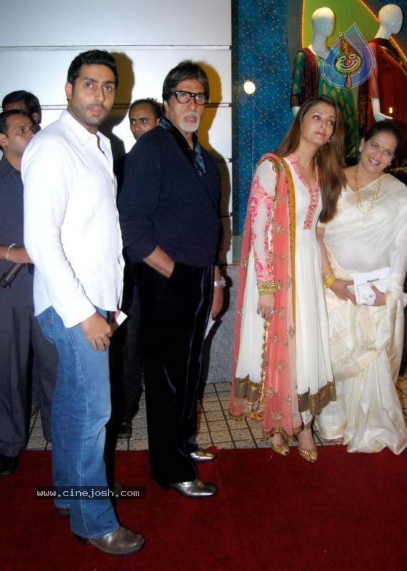 Bolly Celebs at Robot Premiere - 40 / 70 photos
